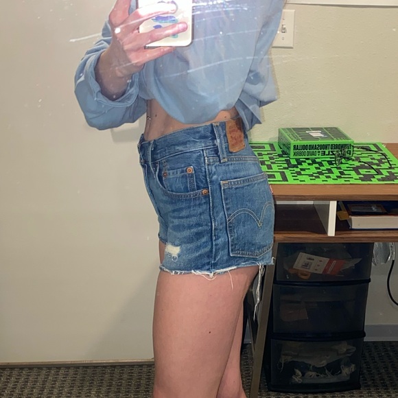 Levi’s 501 Jean Shorts - Picture 5 of 6